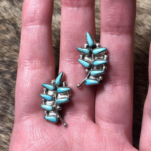 Jewelry - Vintage sterling silver Native American Zuni petit point leaf clip on earrings